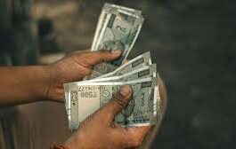 8th Pay Commission: सरकारी कर्मचारियों, पेंशनर्स को सैलरी में मिलने वाली है मेगा हाइक! जानें अकाउंट में कब से बढ़कर आएगा पैसा?