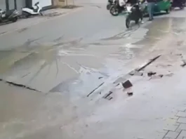 इंदौर के गोराकुंड में फूटी पानी की पाइपलाइन, 40 करोड़ की स्मार्ट सिटी सड़क धंसी